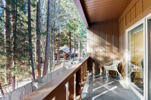 Terrace/patio - Cozy Family-Friendly Condo with Fenced Yard, Deck, BBQ, Walk to Shops (Incline Village)