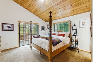 Iron/ironing board, WiFi, bed sheets - Charming mountain home with game room, decks, and stunning views (Truckee)