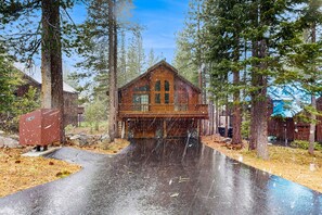 Exterior - Charming mountain home with game room, decks, and stunning views (Truckee)