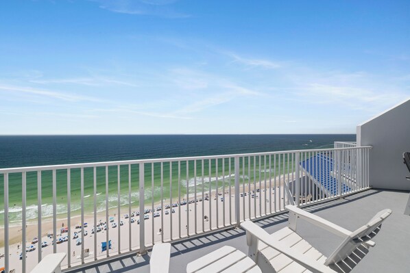 Un balcone con vista sulla spiaggia e sull'oceano.