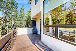 Terrace/patio - Stunning condo with deck, mountain view, and modern amenities (Olympic Valley)
