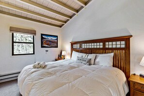 WiFi, bed sheets - Stunning condo with deck, mountain view, and modern amenities (Olympic Valley)