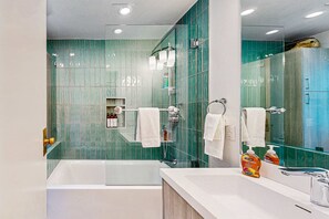 Shower, hair dryer, towels - Stunning condo with deck, mountain view, and modern amenities (Olympic Valley)
