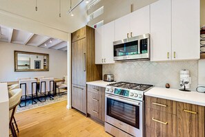 Fridge, microwave, oven, stovetop - Stunning condo with deck, mountain view, and modern amenities (Olympic Valley)