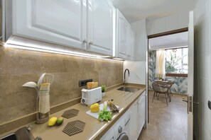 Kühlschrank, Mikrowelle, Wasserkocher mit Kaffee-/Teezubehör, Toaster