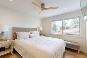 Room - Treehouse-Style Townhouse with Lake Views in Incline Village (Incline Village)