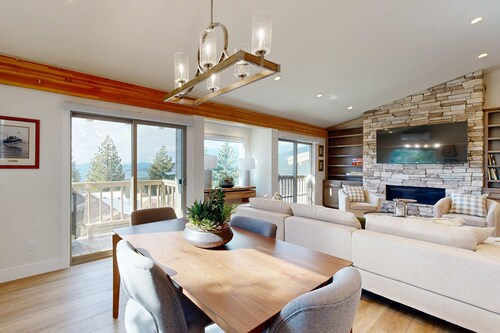 Treehouse-Style Townhouse with Lake Views in Incline Village