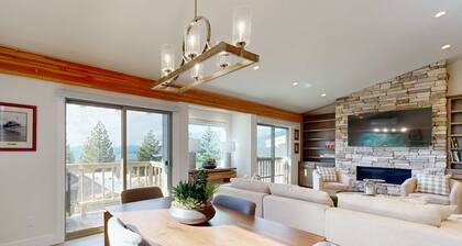 Treehouse-Style Townhouse with Lake Views in Incline Village