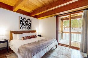 Room - Cozy townhouse with pool access, board games, and fireplace - near skiing (Northstar - Truckee)