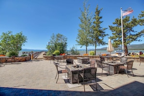 Outdoor dining - Beautiful townhome with peekaboo lake views, pool access, and balcony (South Lake Tahoe)