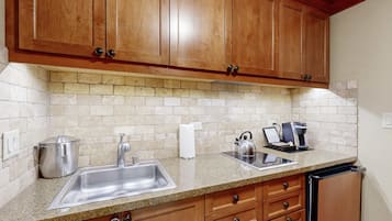 Refrigerador, microondas, lavavajillas y cafetera y tetera