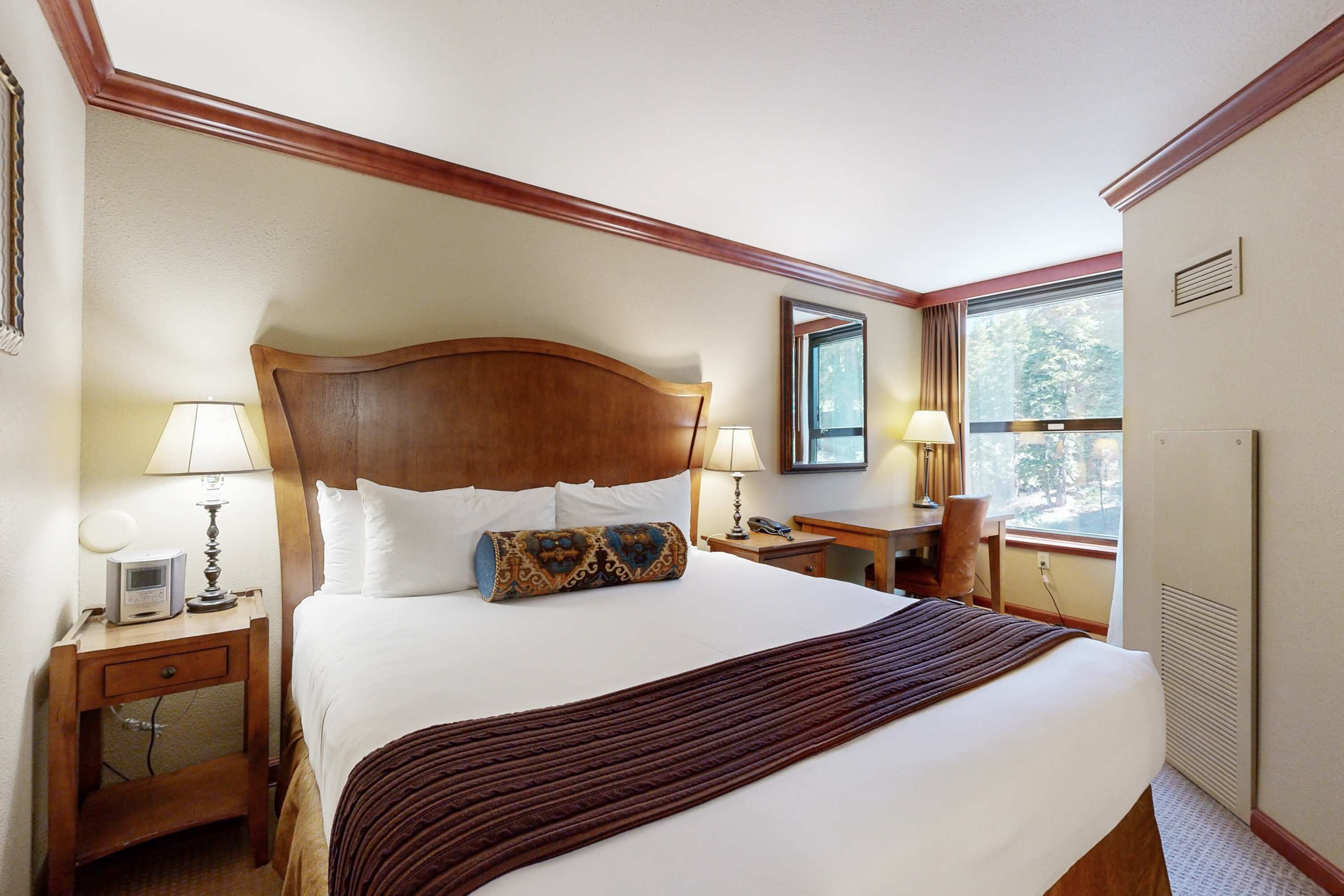 Tabla de planchar con plancha, wifi y ropa de cama 