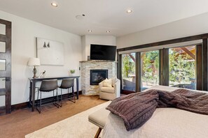 Desk, iron/ironing board, travel cot, WiFi - Mountain Retreat in Truckee - Ideal for Families & Outdoor Lovers! (Truckee)
