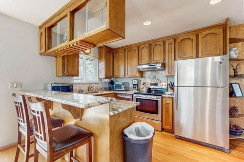 Spacious home for families - walk to Heavenly & the beach