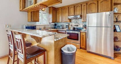 Spacious home for families - walk to Heavenly & the beach