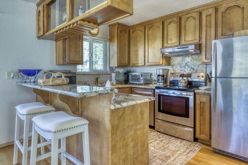 Spacious home for families - walk to Heavenly & the beach
