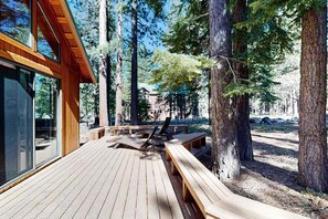 Terrace/patio - Tahoe Donner Ski & Beach Retreat - Access to Marina, Tennis & Rec Center (Truckee)