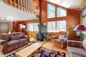 TV, fireplace, DVD player, offices - Tahoe Donner Ski & Beach Retreat - Access to Marina, Tennis & Rec Center (Truckee)
