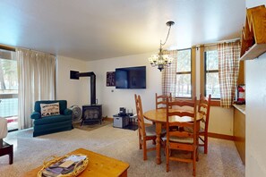 Dining - Bright studio with access to hot tub & pools - near the slopes (NorthStar-Truckee)