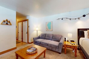 Living area - Bright studio with access to hot tub & pools - near the slopes (NorthStar-Truckee)