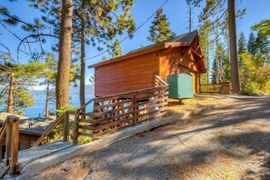 Exterior - Lakefront gem with private beach - perfect for ski lease & summer break (South Lake Tahoe)