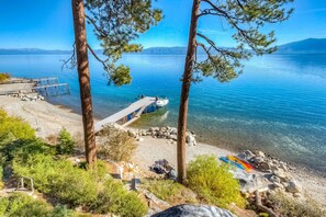 Beach nearby - Lakefront gem with private beach - perfect for ski lease & summer break (South Lake Tahoe)