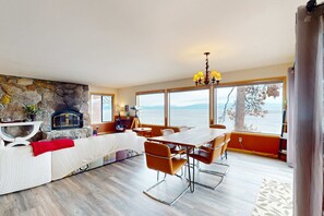 Interior - Lakefront gem with private beach - perfect for ski lease & summer break (South Lake Tahoe)