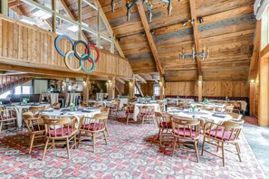 Dining - Second-level studio with mountain views - pool & covered balcony (Tahoe City)