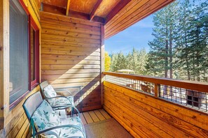 Terrace/patio - Second-level studio with mountain views - pool & covered balcony (Tahoe City)