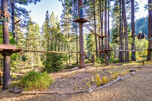 Property grounds - Second-level studio with mountain views - pool & covered balcony (Tahoe City)