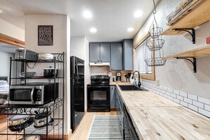 Fridge, microwave, oven, stovetop - Family friendly Cabin with a Private Hot Tub & Private Grill (Soda Springs)