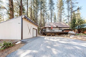 Exterior - Family friendly Cabin with a Private Hot Tub & Private Grill (Soda Springs)