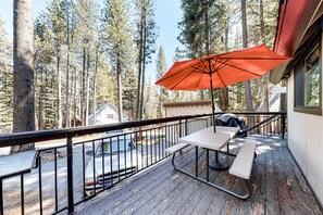 Outdoor dining - Family friendly Cabin with a Private Hot Tub & Private Grill (Soda Springs)