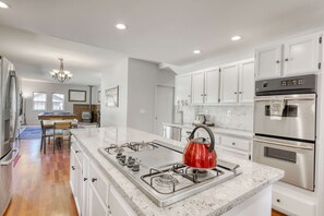 Fridge, microwave, oven, stovetop - Dog-friendly home with pool table, fireplaces, & private hot tub, sleeps 10 (Zephyr Cove)
