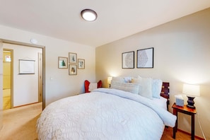 WiFi, bed sheets - Relaxing house with WiFi, gas fireplace, & washer&dryer (Carnelian Bay)