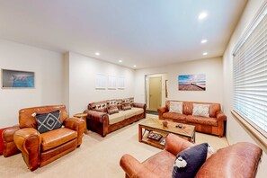 TV, fireplace, offices - Relaxing house with WiFi, gas fireplace, & washer&dryer (Carnelian Bay)