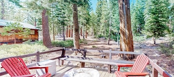Relaxing house with WiFi, gas fireplace, & washer&dryer