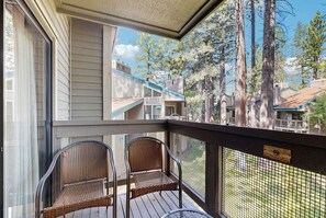 Property grounds - Two bedroom Townhome w/  loft, private beach, pools, hot tub, sauna, resort fun! (South Lake Tahoe)