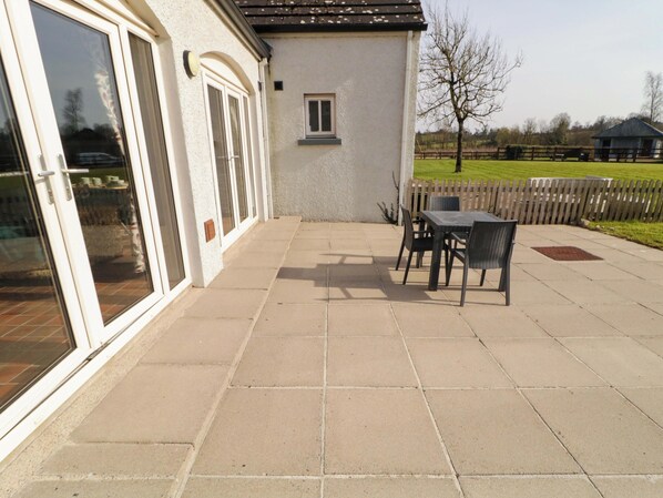 Outdoor dining - Innishore Cottage (Enniskillen)