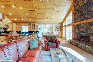 TV, fireplace - Spacious home with access to golf, tennis, hot tub, & pool (Truckee)