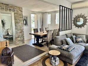 TV, fireplace - Luxury 5 BR Villa with Pool in St Paul-de-Vence (Saint-Paul-de-Vence)