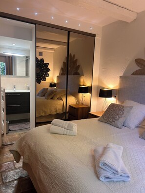 Iron/ironing board, Internet, bed sheets - Luxury 5 BR Villa with Pool in St Paul-de-Vence (Saint-Paul-de-Vence)