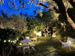 Outdoor dining - Luxury 5 BR Villa with Pool in St Paul-de-Vence (Saint-Paul-de-Vence)