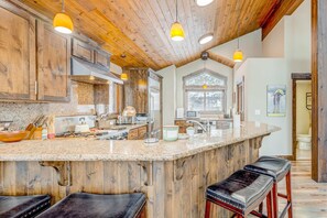 Fridge, microwave, oven, stovetop - Six-story home among the pines with multiple fireplaces, decks & pool table (Truckee)