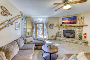 TV, fireplace, offices - Charming townhouse in Incline Village with private hot tub & amazing location (Incline Village)