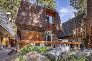 Exterior - Charming townhouse in Incline Village with private hot tub & amazing location (Incline Village)