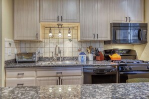 Fridge, microwave, oven, stovetop - Charming townhouse in Incline Village with private hot tub & amazing location (Incline Village)