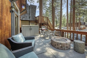 Outdoor dining - Charming townhouse in Incline Village with private hot tub & amazing location (Incline Village)