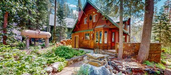 Riverfront dog-friendly retreat with a rustic flair & wood stove, near skiing