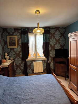 2 bedrooms, iron/ironing board, travel cot, WiFi - Provencal house near town center and beaches (Le Pradet)